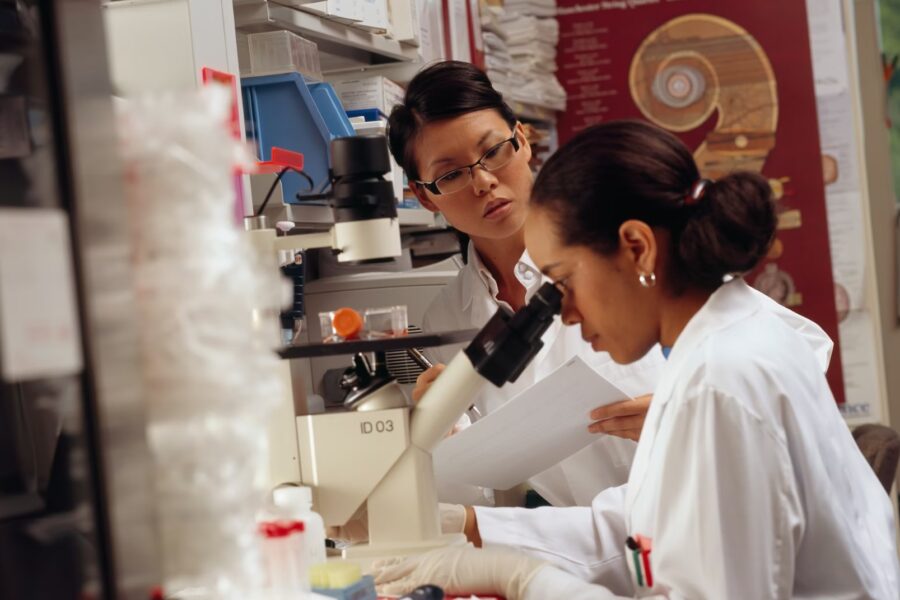 women working in a lab